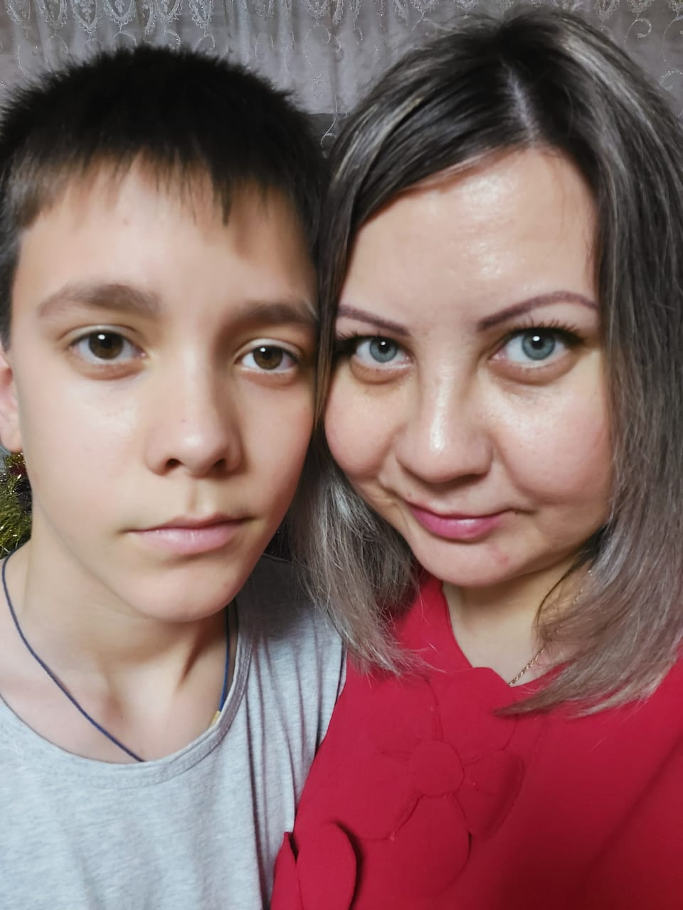 Мать рассказала, что сама работает на Севере, пока Ефима и его брата воспитывают бабушка с дедушкой, но сейчас она вернулась в Бакалы, чтобы добиться лечения сына Мать рассказала, что сама работает на Севере, пока Ефима и его брата воспитывают бабушка с дедушкой, но сейчас она вернулась в Бакалы, чтобы добиться лечения сына