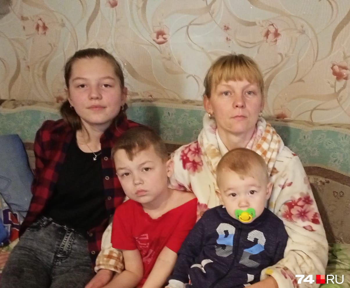 Светлана с тремя младшими детьми