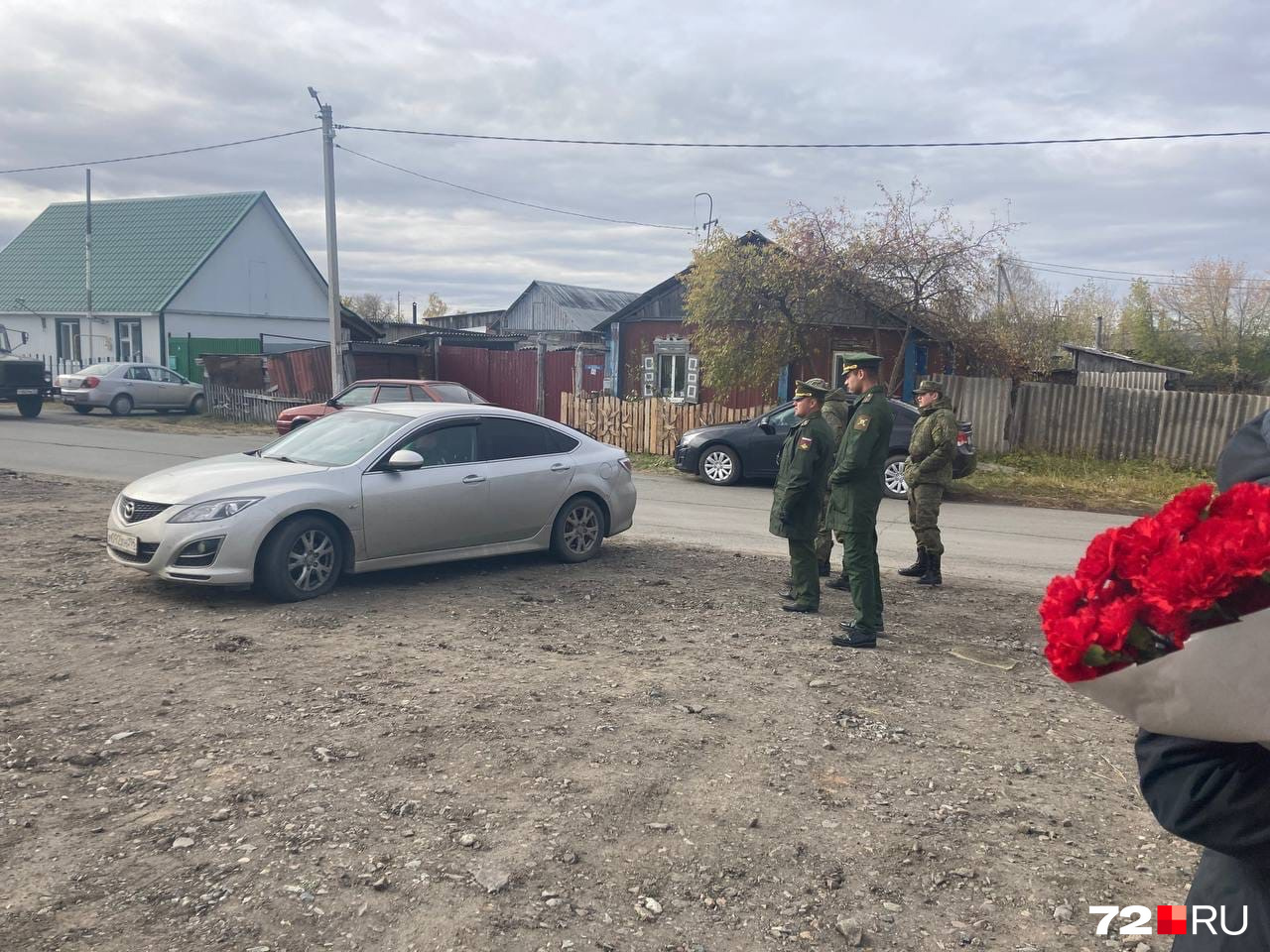 С раннего утра у здания риутального дома начали собираться селяне и военные, которые доставили тело Ивана в село этой ночью С раннего утра у здания риутального дома начали собираться селяне и военные, которые доставили тело Ивана в село этой ночью