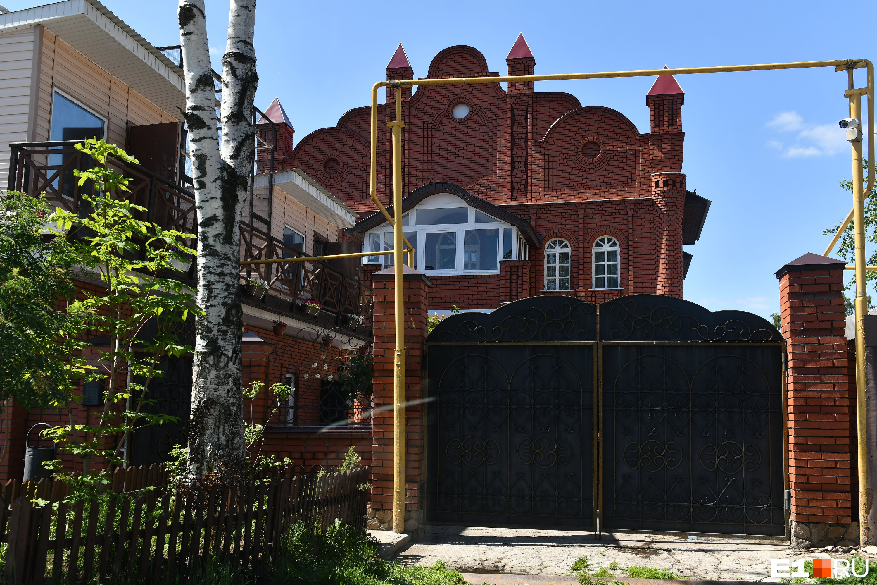 Дом на Ялтинской, 23 отстроен в лучших традициях цыган