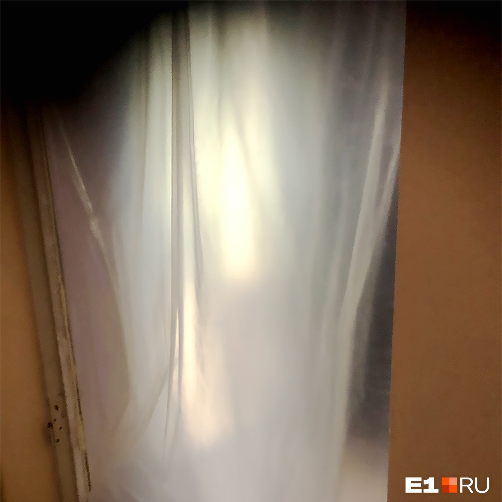 Только полиэтиленовая штора отделяет зону заражения Только полиэтиленовая штора отделяет зону заражения