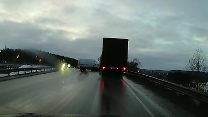 ДТП с грузовиком и фургоном на Челябинском тракте попало на видео