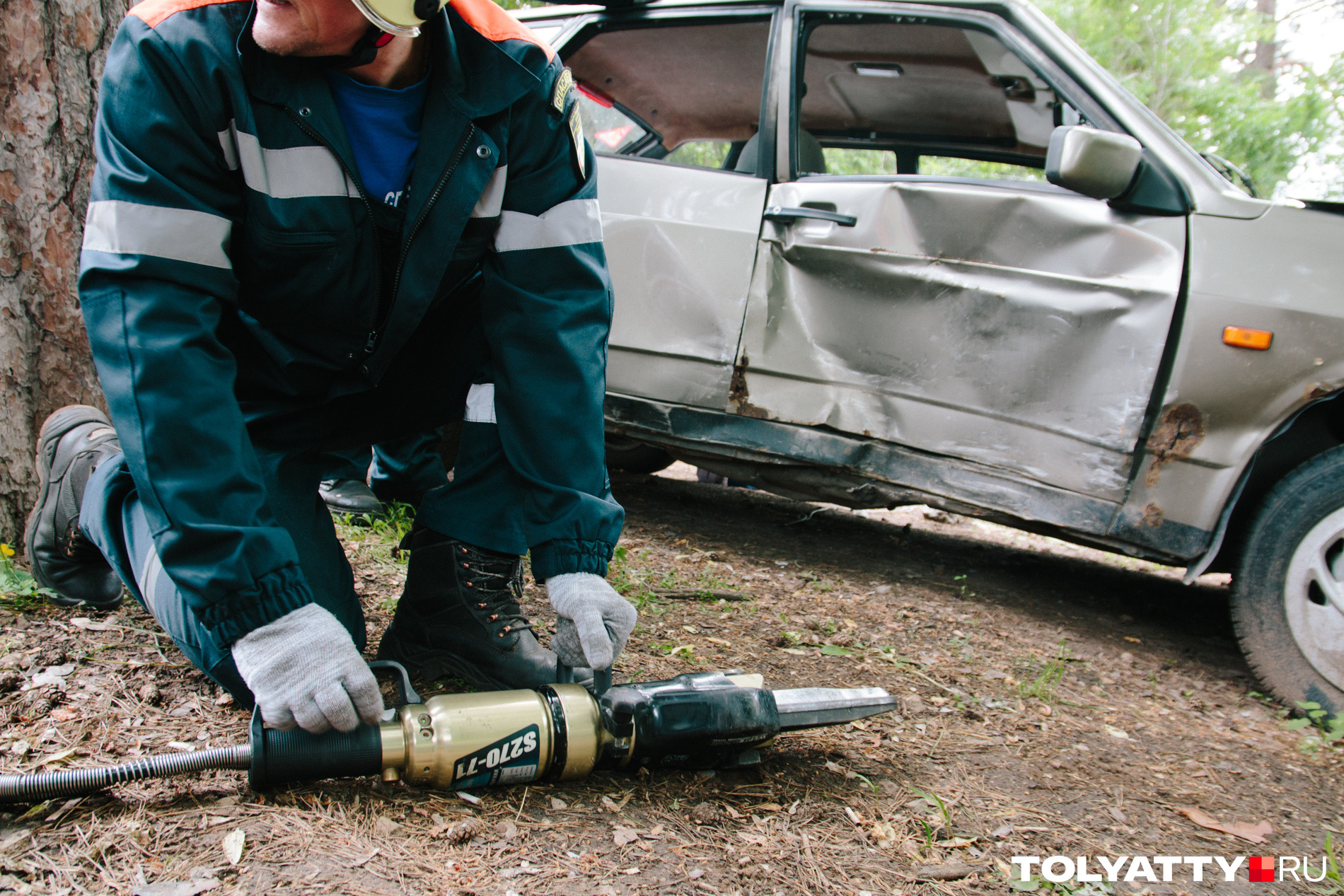 Спасатели нередко используют специальный инструмент, чтобы открыть автомобиль, пострадавший в аварии