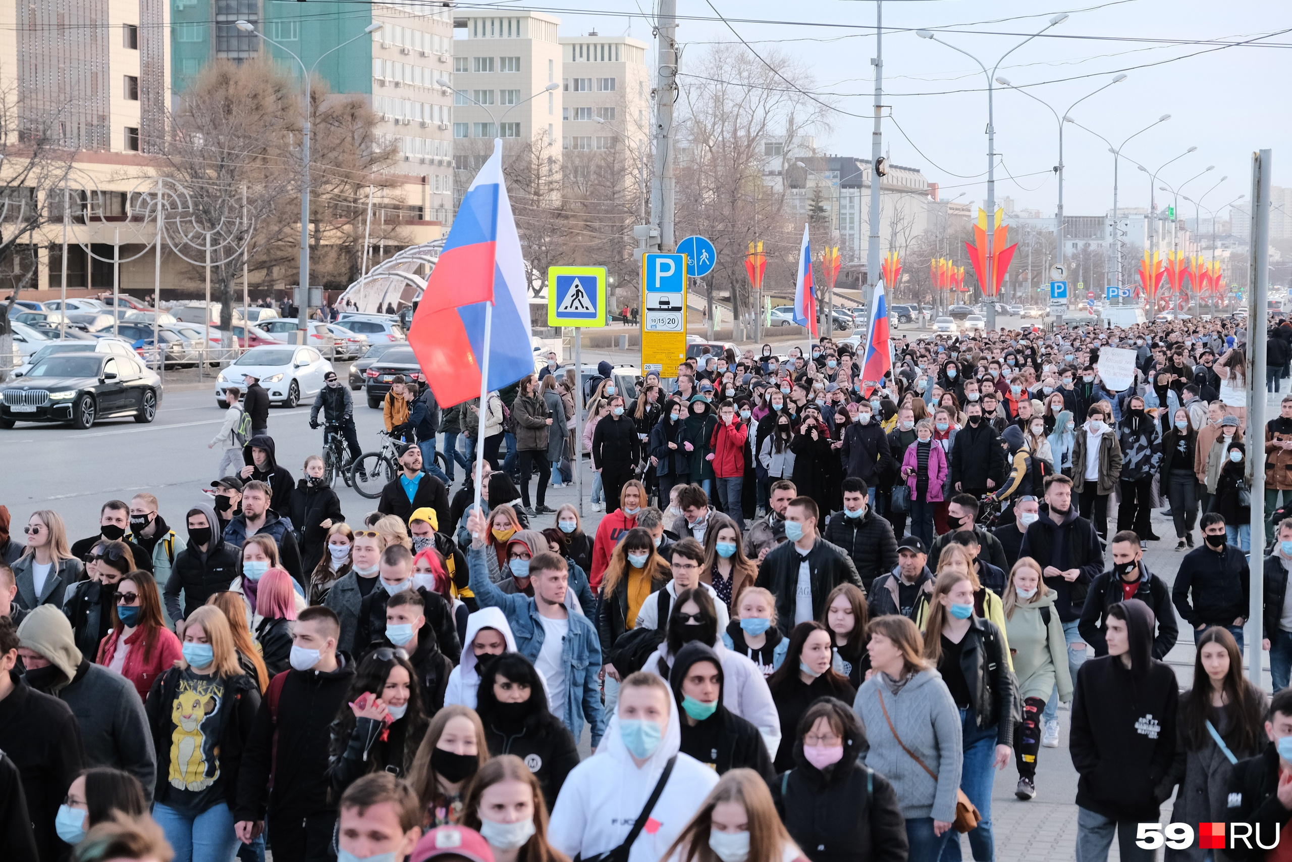 Толпа людей пошла по улице Ленина