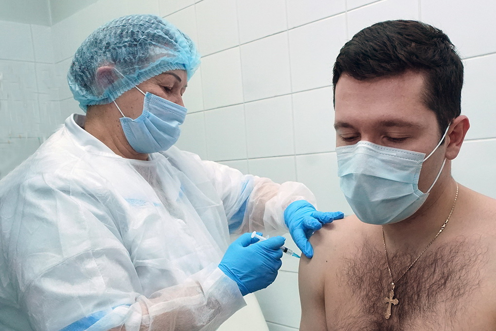 губернатор Калининградской области Антон Алиханов на прививке