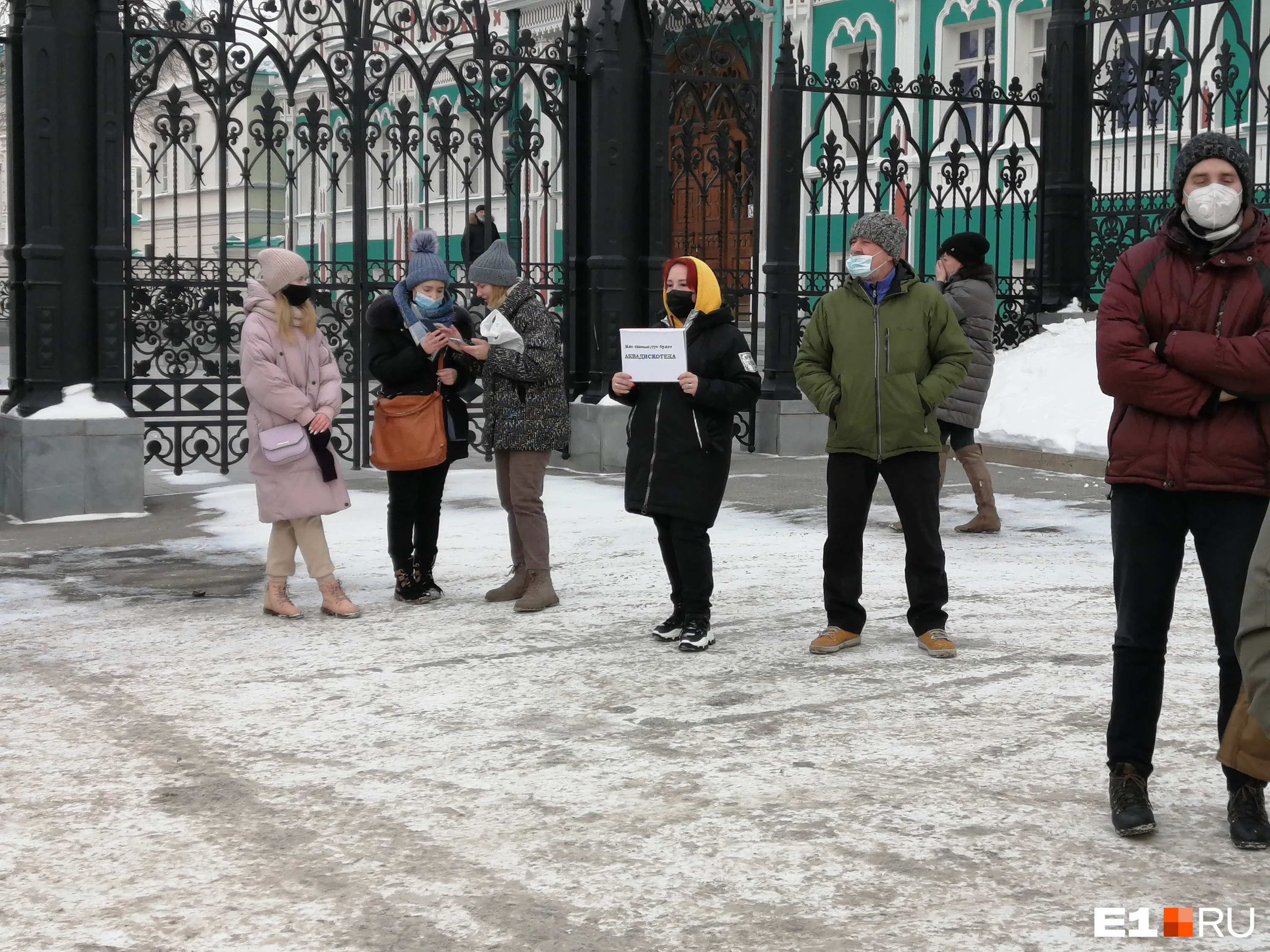 Кристина (в желтом капюшоне) поддерживает Навального, но считает, что президентом должен стать другой Кристина (в желтом капюшоне) поддерживает Навального, но считает, что президентом должен стать другой
