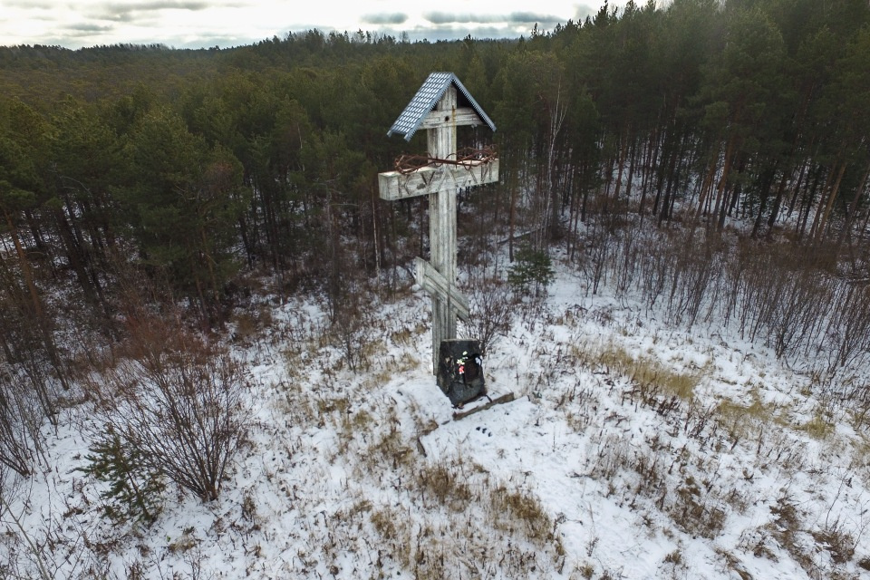 В наши дни на Кулай к огромному кресту ездят любители бездорожья В наши дни на Кулай к огромному кресту ездят любители бездорожья