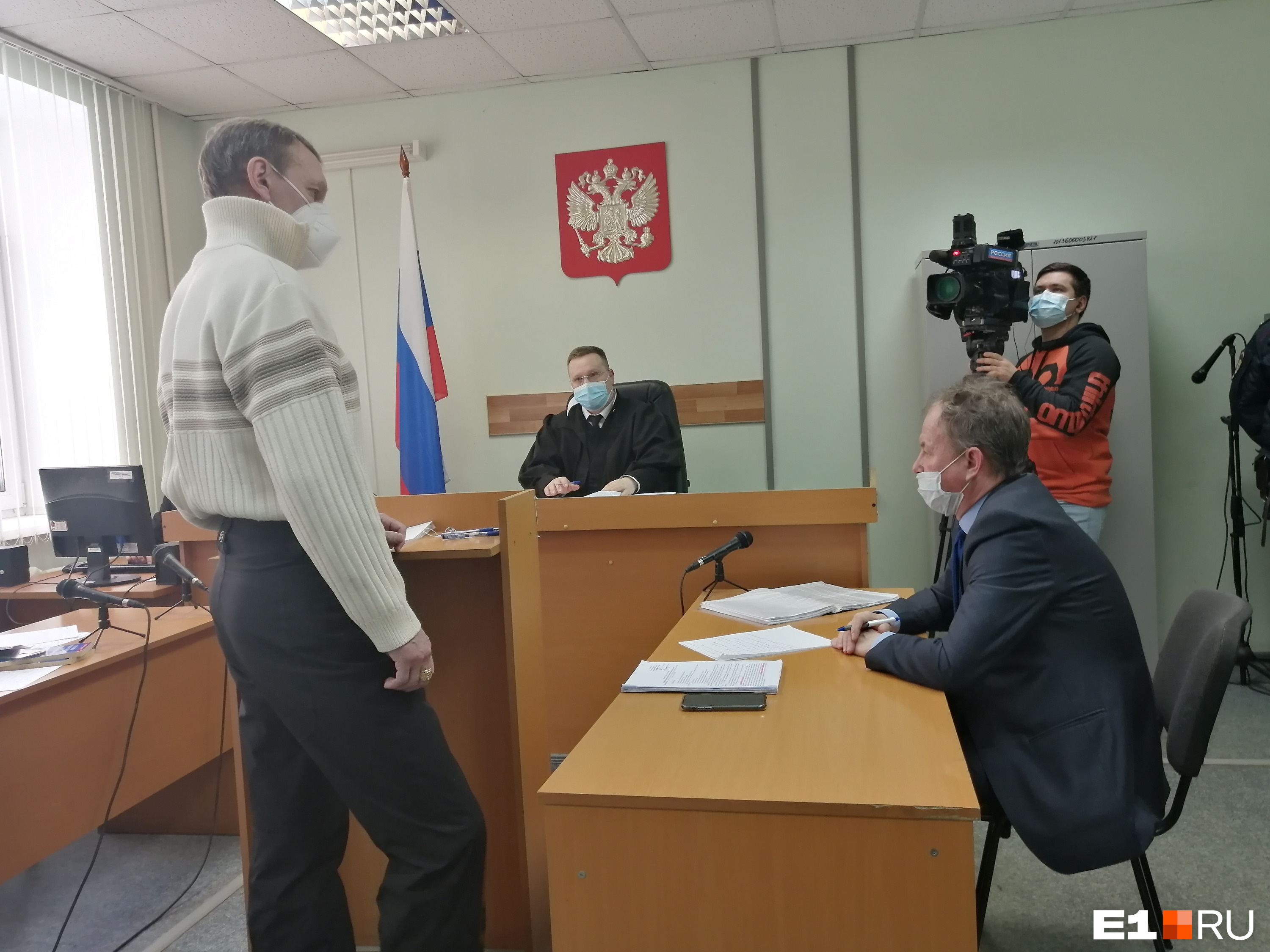 Потерпевший Валерий Горин (слева) и адвокат Дмитрий Бушухин обменялись колкостями