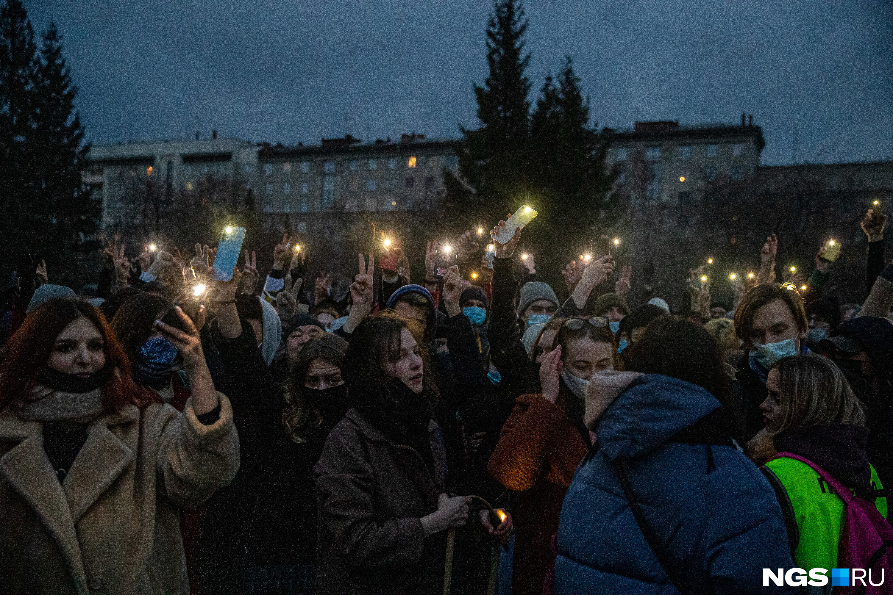 Участники митинга зажгли фонарики 