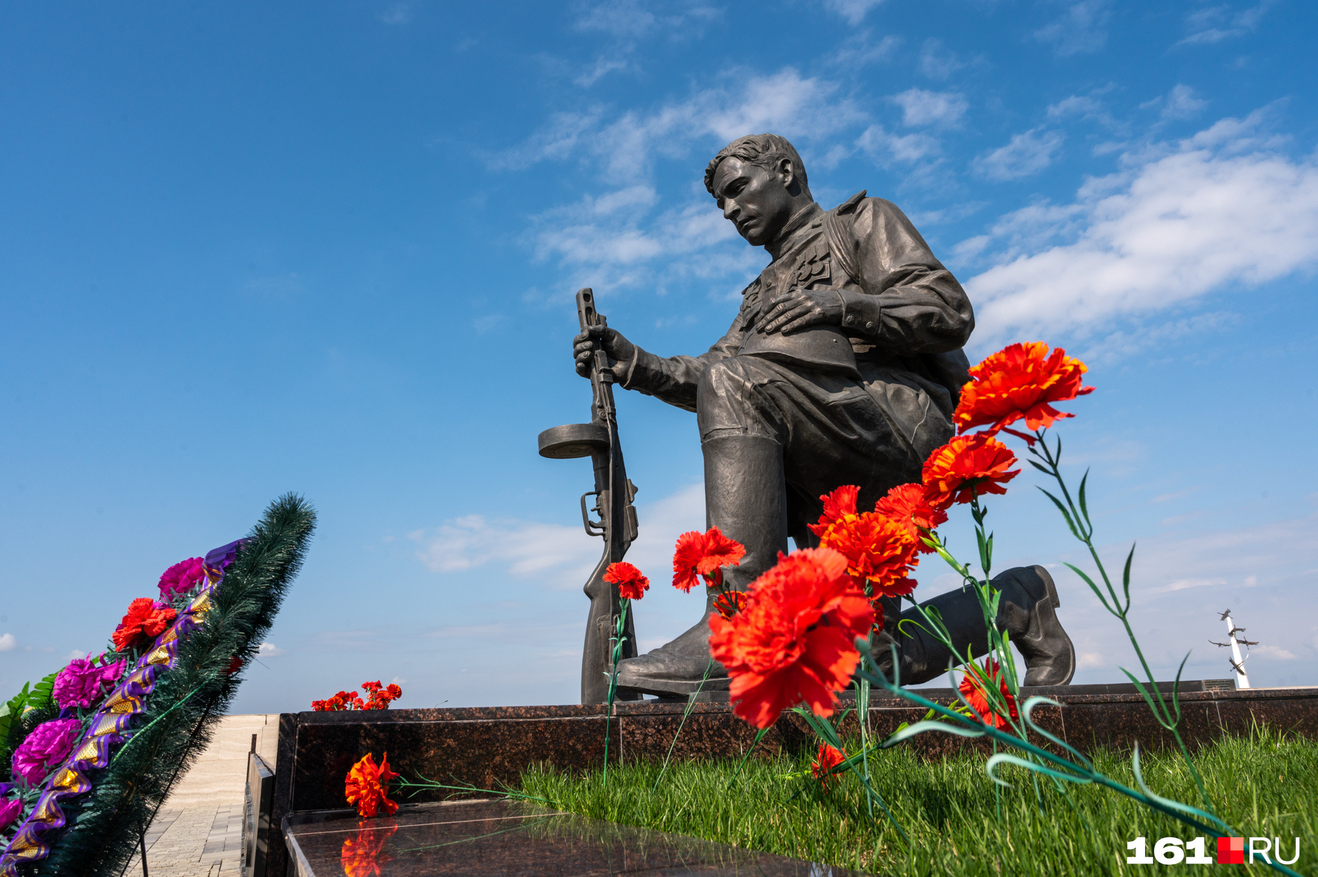 Аллея памяти завершается скульптурой «Памятник советскому солдату — победителю». Ее высота с учетом подиума составляет <nobr class="_">3,5 метра</nobr>