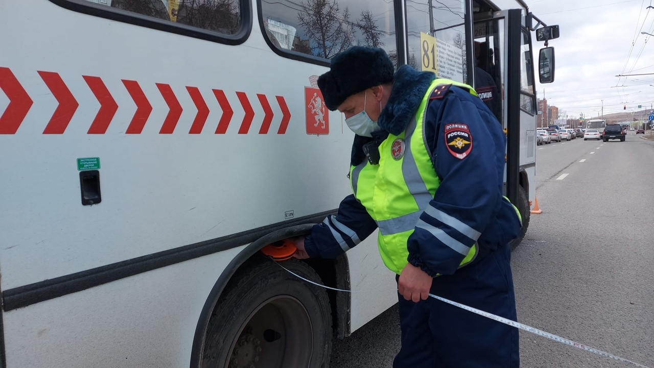 Водитель автомобиля проехал на красный. Автобус сбил школьника. Сбила 8 летнего мальчика на автомобиле в Красноярске. Водитель автобуса сбившего мальчика Красноярск. Автобус на наставников сбил 10-летнего мальчика.