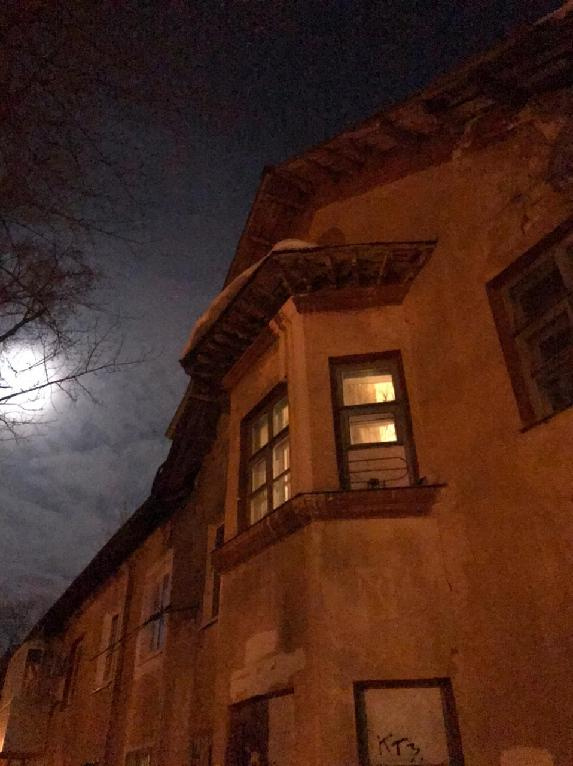 Глыба льда упала с крыши двухэтажки Глыба льда упала с крыши двухэтажки