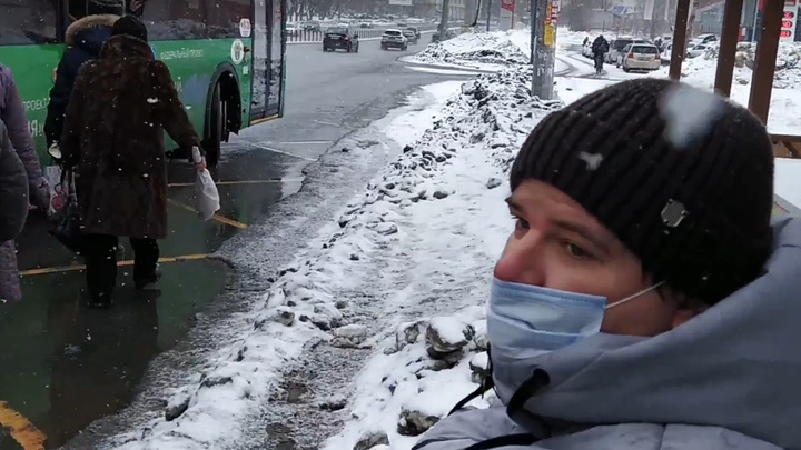 «Котова, Кучитаров, Куляшов — кто поможет мне?»: челябинский инвалид не смог попасть в автобус из-за куч снега