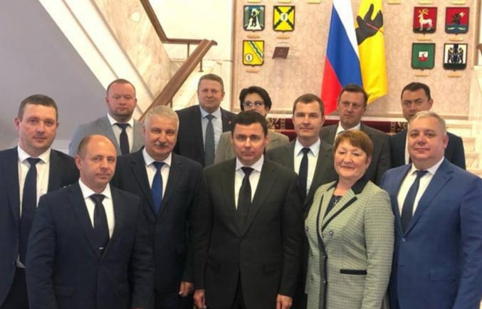 Мэры городов и главы районов, собравшиеся в этот день вместе, сделали фото с экс-губернатором Дмитрием Мироновым