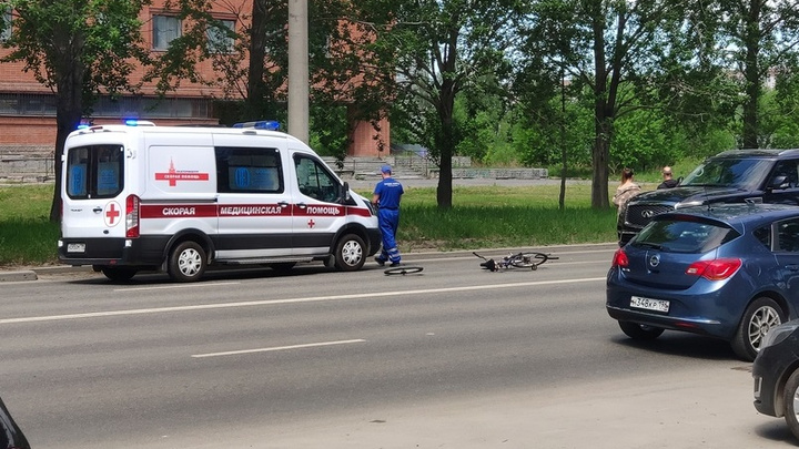На улице Амундсена автомобиль насмерть сбил велосипедиста