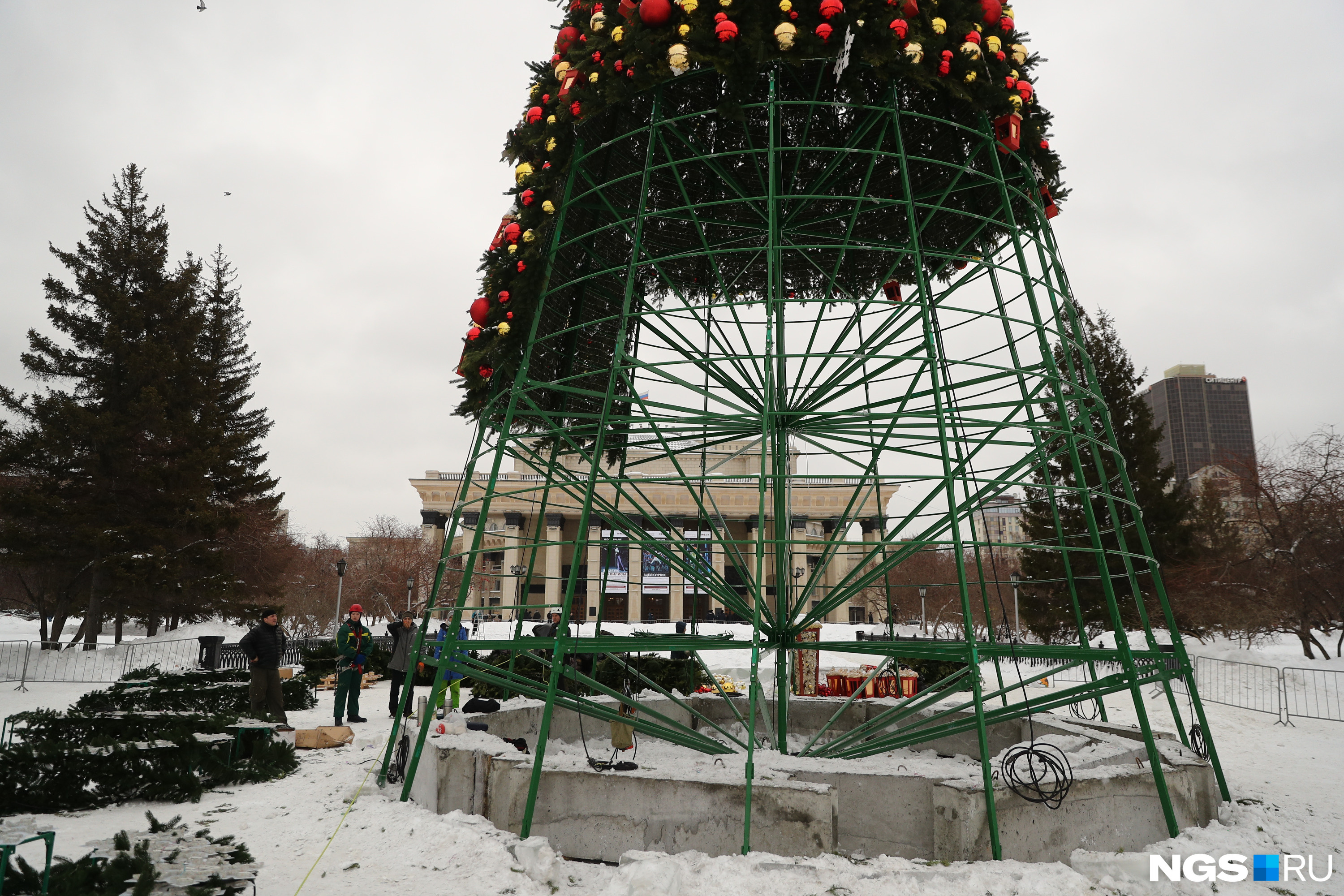 Елочка новосибирск. Елка на крыше Новосибирск. Елка Новосибирск Центральный парк 2021. Главная елка в Новосибирске в 1990 году. Разбирание елки на Пушкино.