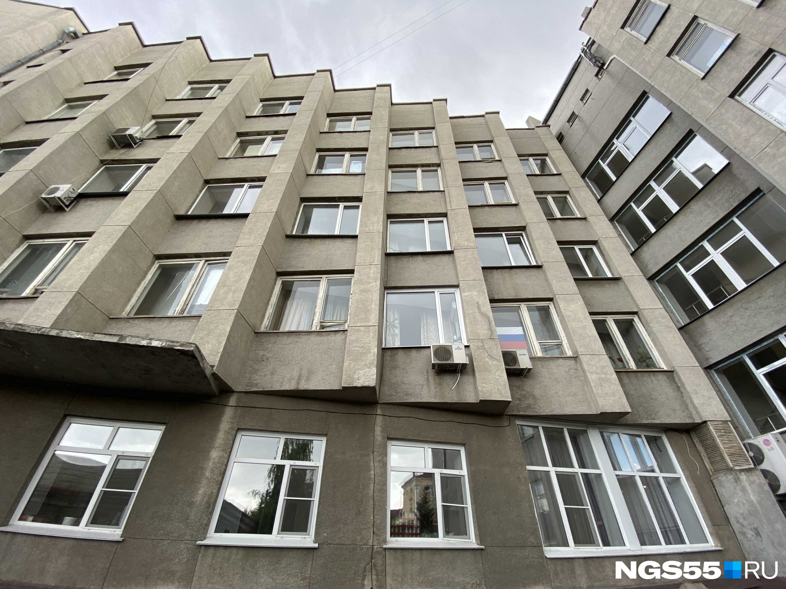 Стена основного здания не ровная, а сделана ступенями Стена основного здания не ровная, а сделана ступенями