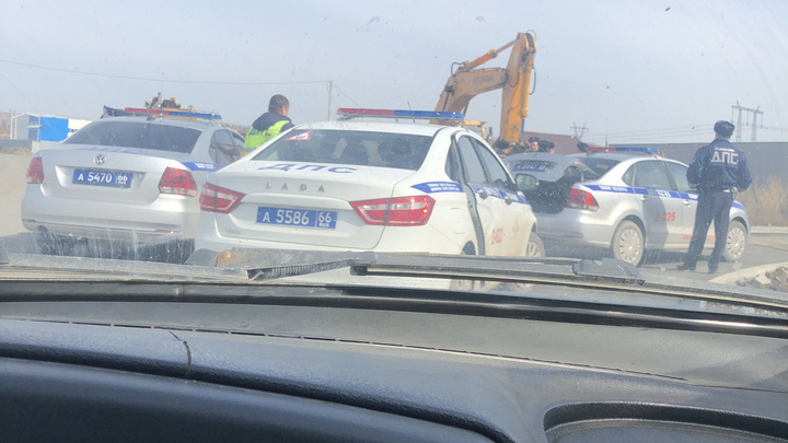 В Екатеринбурге бульдозер раздавил водителя, когда тот пытался завести машину