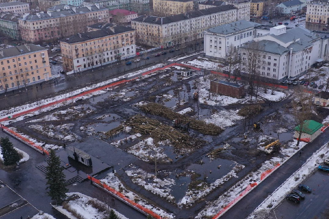 Вот здесь, в центре, хорошо видно уложенные вырубленные тополя Вот здесь, в центре, хорошо видно уложенные вырубленные тополя