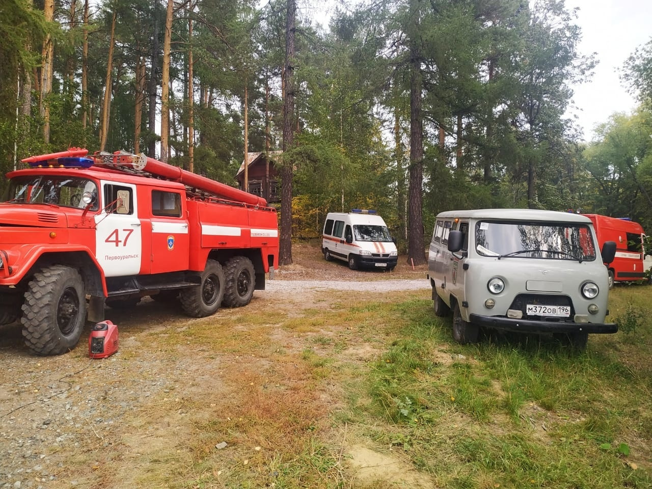 Спасатели отправили четыре автомобиля для борьбы с огнем Спасатели отправили четыре автомобиля для борьбы с огнем