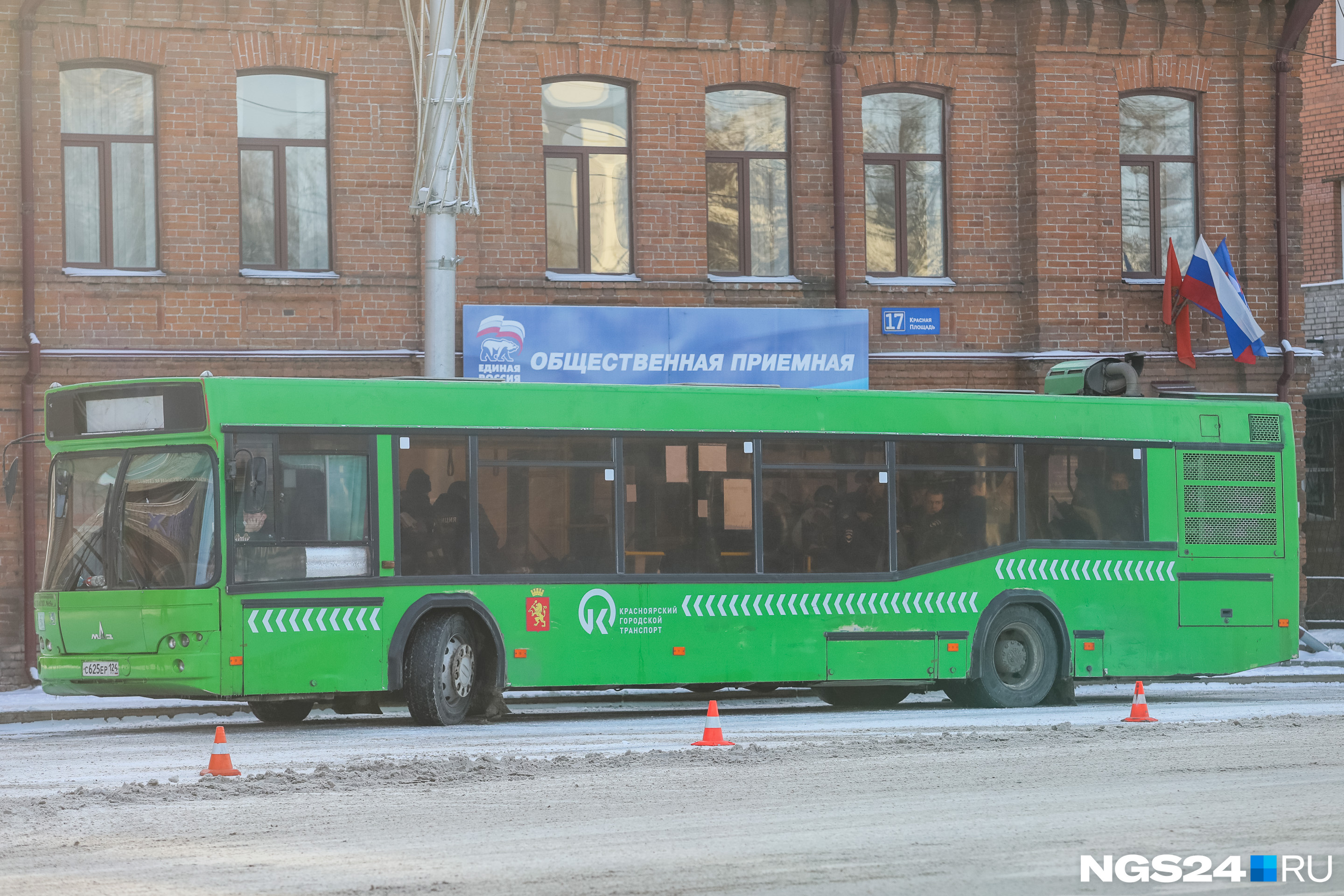 У площади стояли два маршрутных автобуса, забитых сотрудниками полиции У площади стояли два маршрутных автобуса, забитых сотрудниками полиции