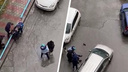 На Горском толпа пыталась затащить в машину мужчину — конфликт со стрельбой попал на видео