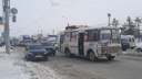 В Новосибирске автобус врезался в машины, пропускавшие <nobr class="_">пешеходов, —</nobr> ПАЗ отбросило на людей