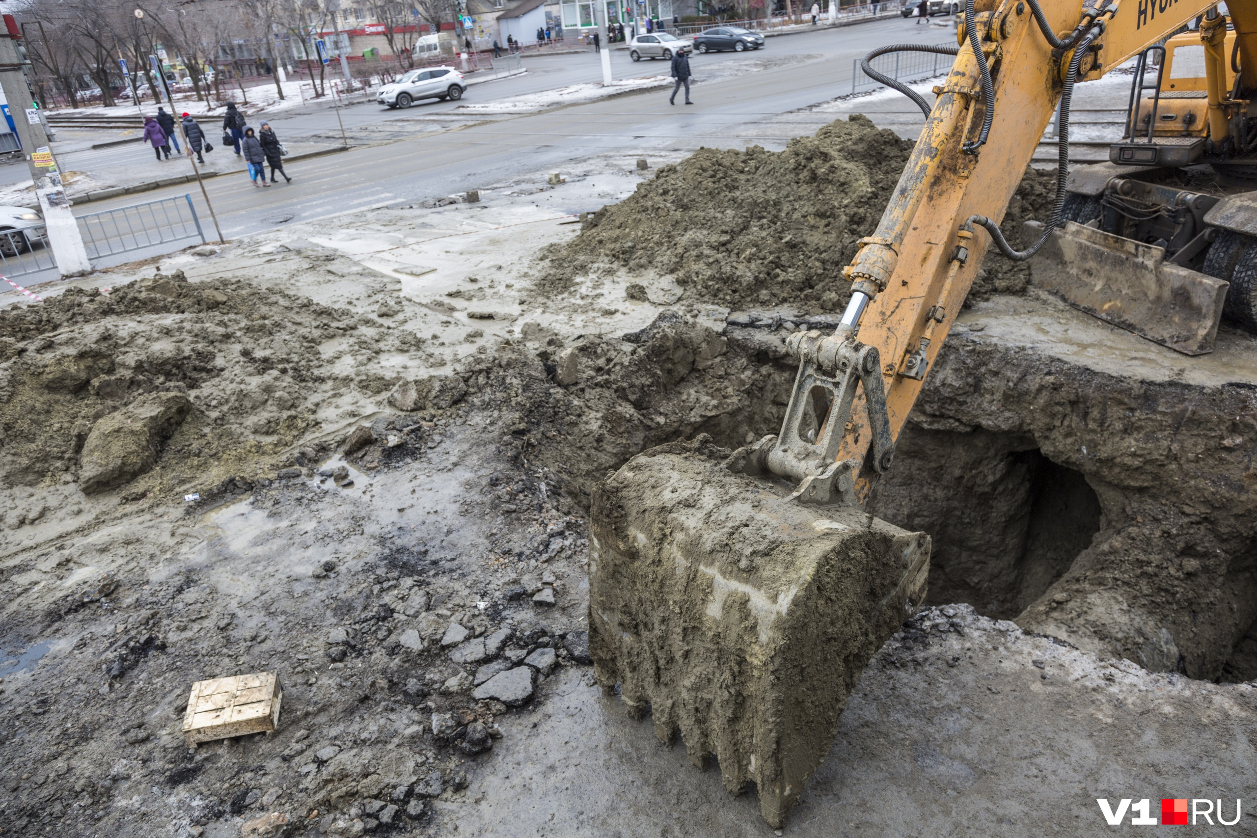 Прорыв канализации в волгограде. Кристалл вода бишкек. Прорыв трубы. Лужи. Прорыв канализации волгоград 2022.