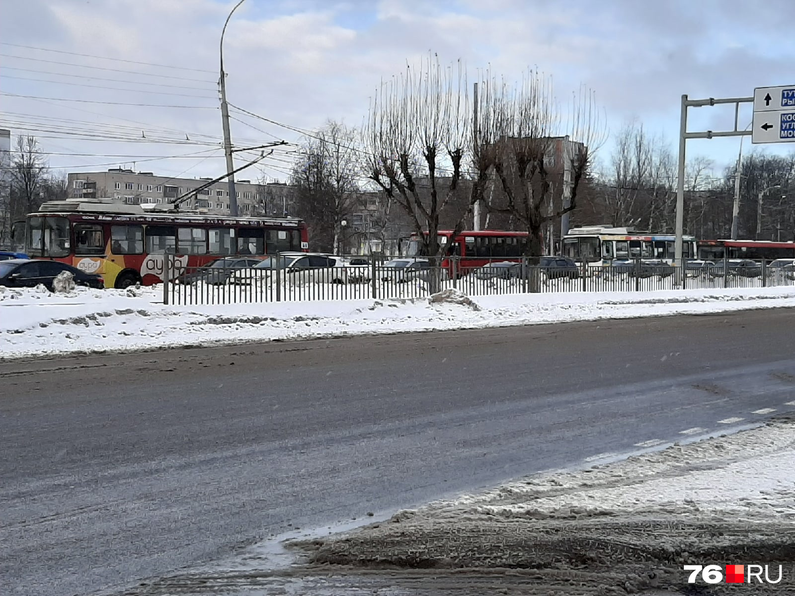 Транспорт поворачивает с проспекта Дзержинского, вливаясь в общий поток, который становится еще медленнее