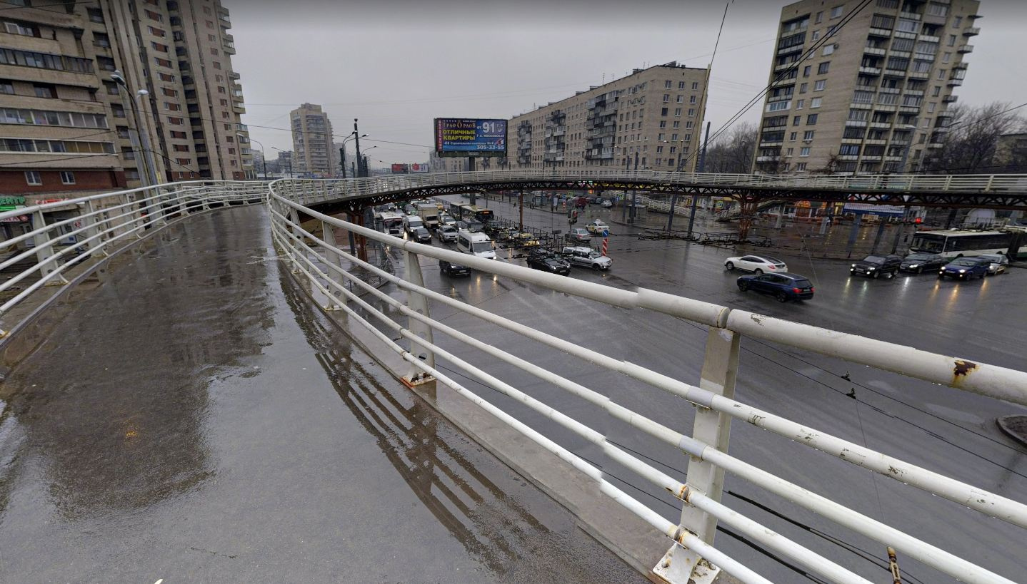 Один из самых нелепых пешеходников в России — питерский «краб». Круглая мостовая «переправа» висит над крупным перекрестком и увеличивает путь пешеходов в несколько раз