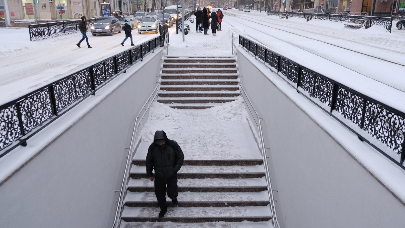 Свежие переходы. Владивосток гололед. Снегопад во Владивостоке. Владивосток метель. Челябинск переходы.