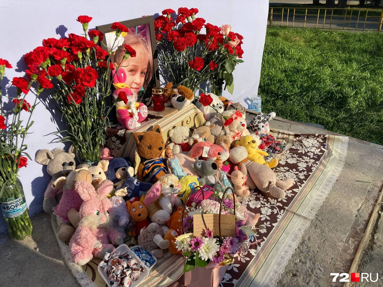Так подъезд выглядел в первые часы после известий: портрет Насти, красные гвоздики, конфеты, записки с сожалениями и смерти девочки и игрушки Так подъезд выглядел в первые часы после известий: портрет Насти, красные гвоздики, конфеты, записки с сожалениями и смерти девочки и игрушки