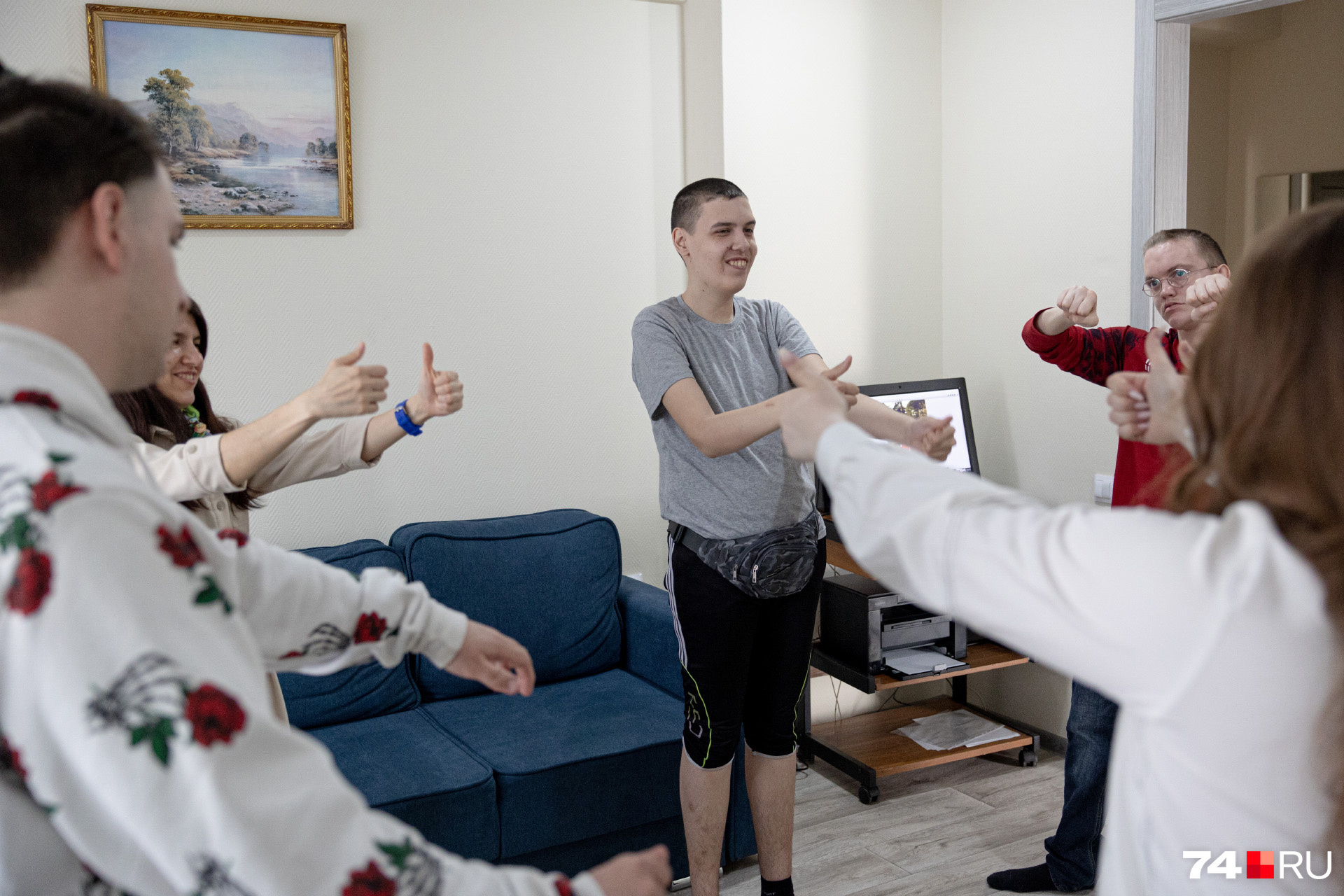 А еще ребят учат выражать эмоции или сдерживать, когда это необходимо