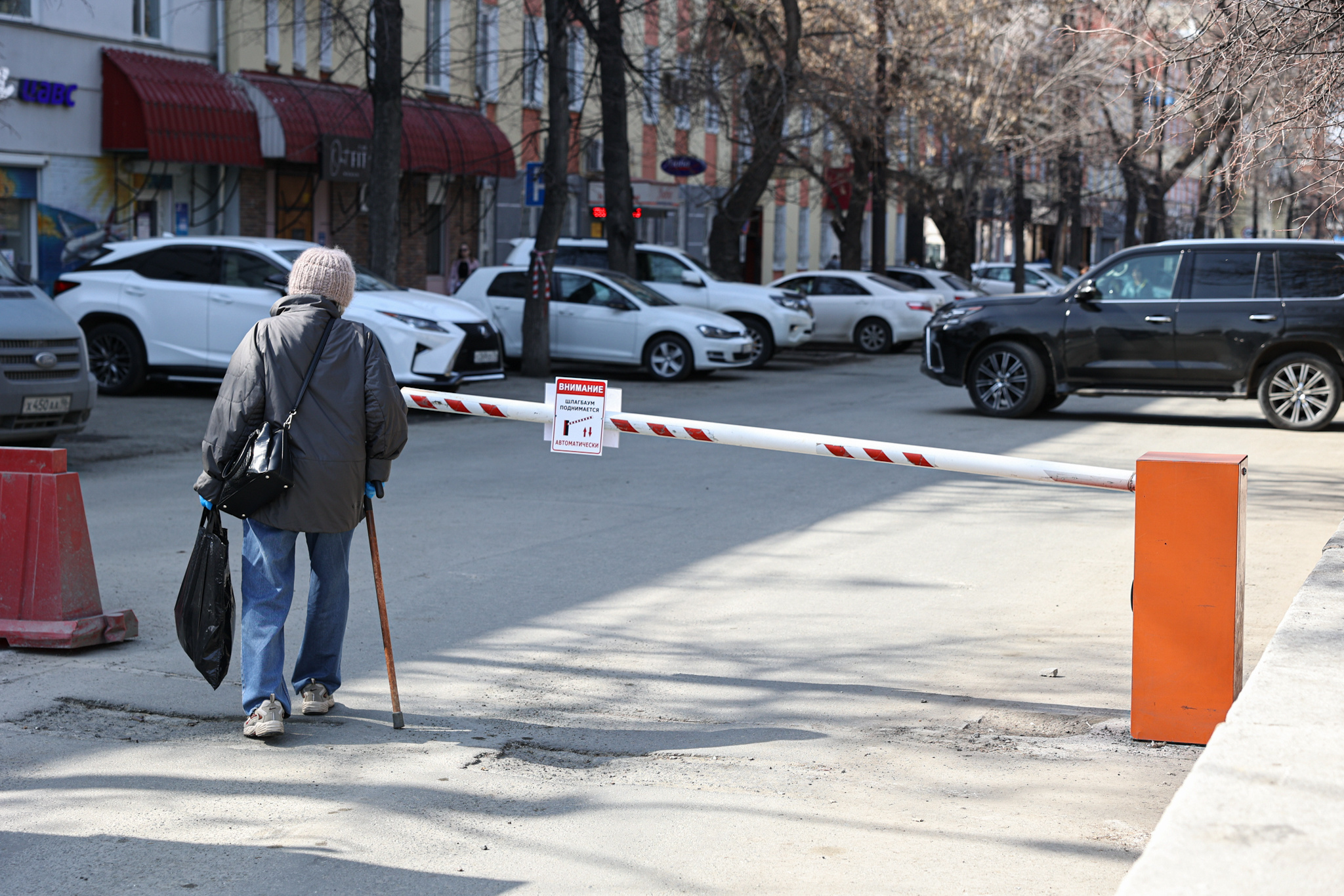 Пешеход мешает. Перекрыли пешеходную Кировку в Челябинске. Фотографирующие пешеходы мешают. Где на Кировке в Челябинске сидят и следят за шлагбаумом.