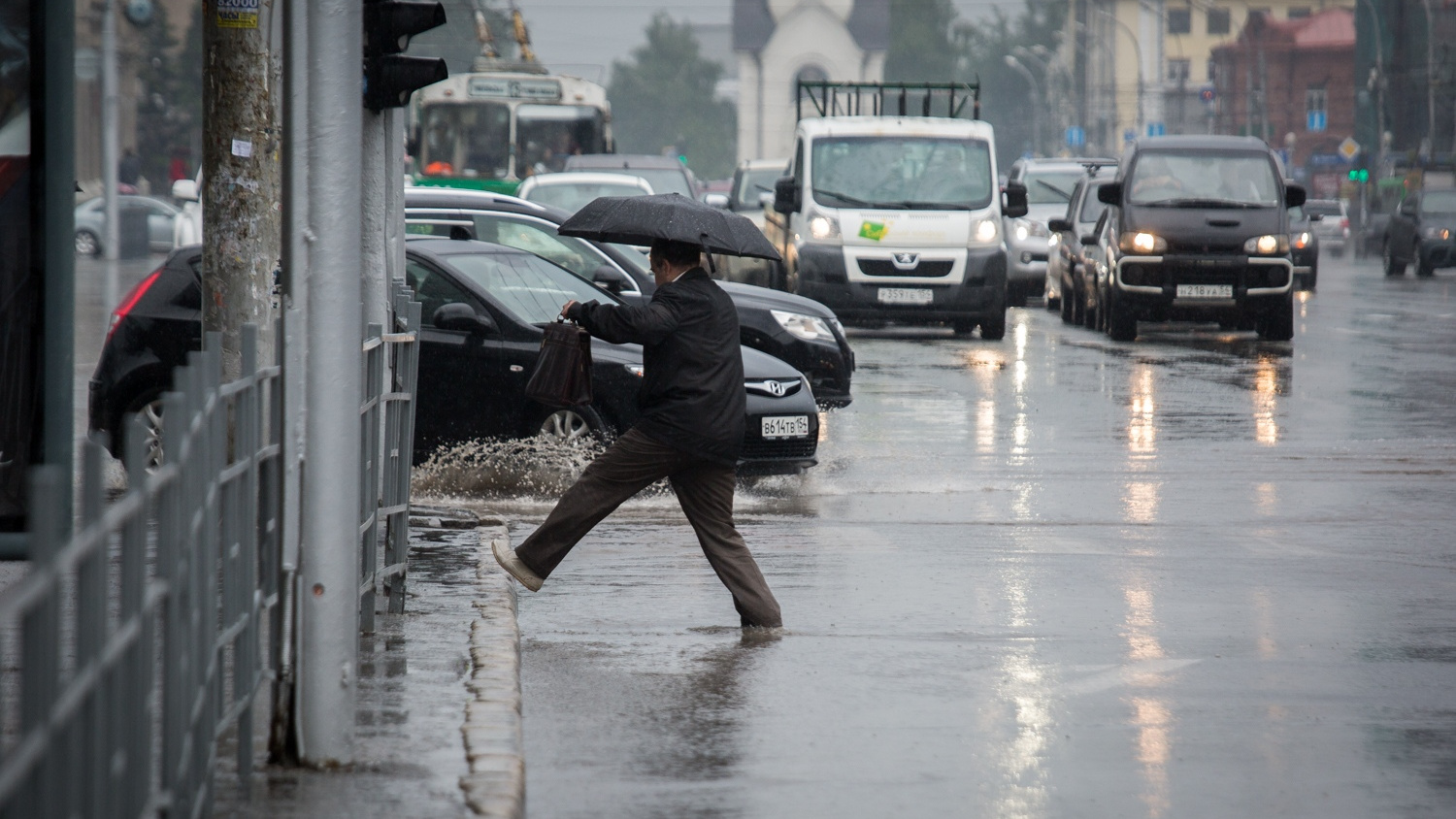 Где идёт дождь сейчас Новосибирске. Человек из Новосиба шёл по улице весной. До скольки будет идти дождь сегодня