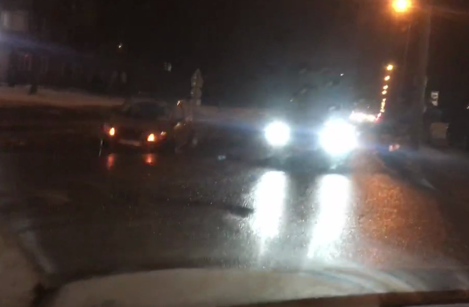 Вечером пятницы в этом же месте застрял автомобиль Вечером пятницы в этом же месте застрял автомобиль