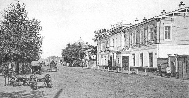 Первая телефонная станция Челябинска находилась вот в этом здании (на фото справа). Сейчас здесь мини-сквер, а прямо за ним — краеведческий музей Первая телефонная станция Челябинска находилась вот в этом здании (на фото справа). Сейчас здесь мини-сквер, а прямо за ним — краеведческий музей