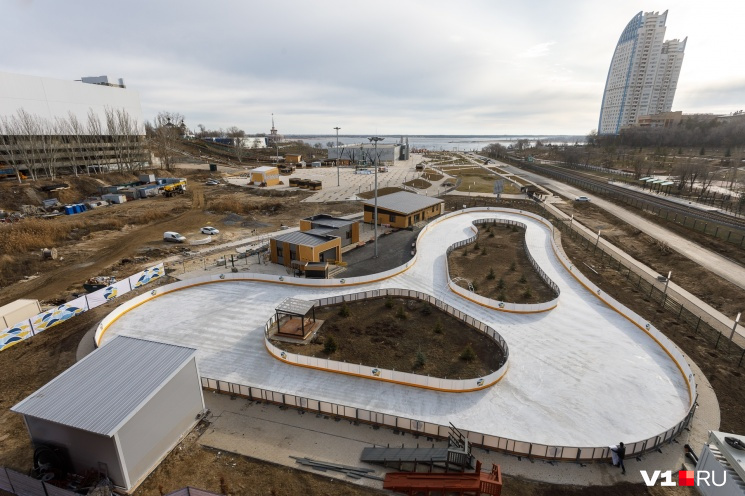 Так проходило строительство катка площадью 1800 квадратных метров в 2019 году
