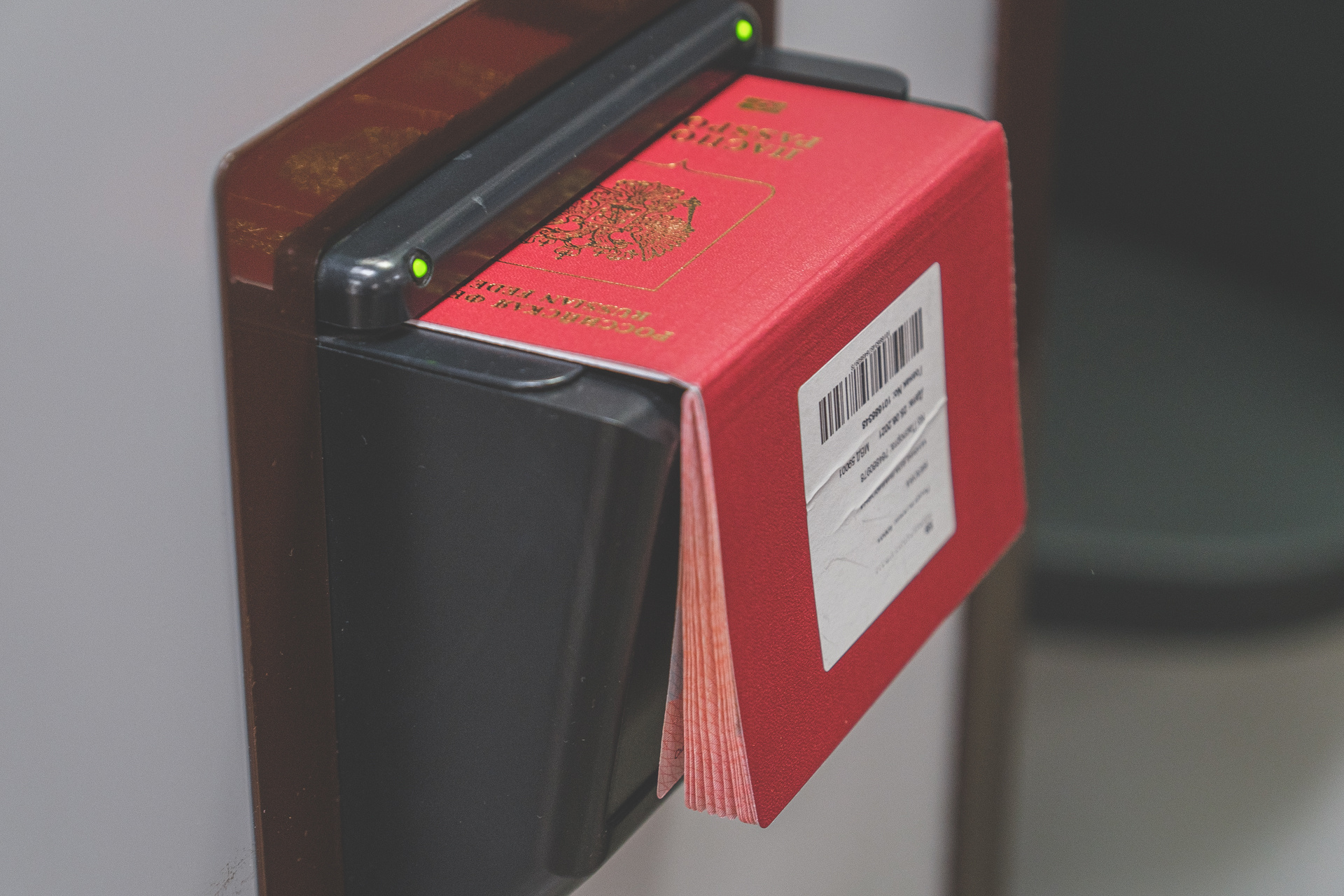 Отпечатки должны совпасть с занесенными в биометрический паспорт. Если всё так, документ выдают на руки