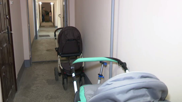 Соседские войны: некто налил уксус в коляску 5-месячного младенца, стоявшую на лестничной площадке