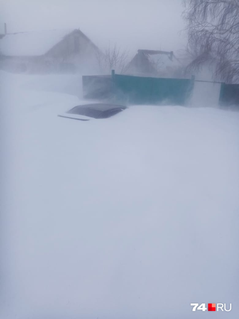 Вот такую фотографию прислал читатель 74.RU из Варны. Машину почти полностью замело снегом