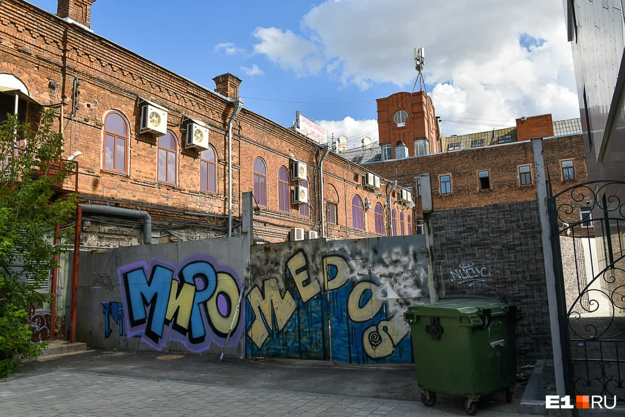 Любители граффити не оставили без внимания стены и заборы