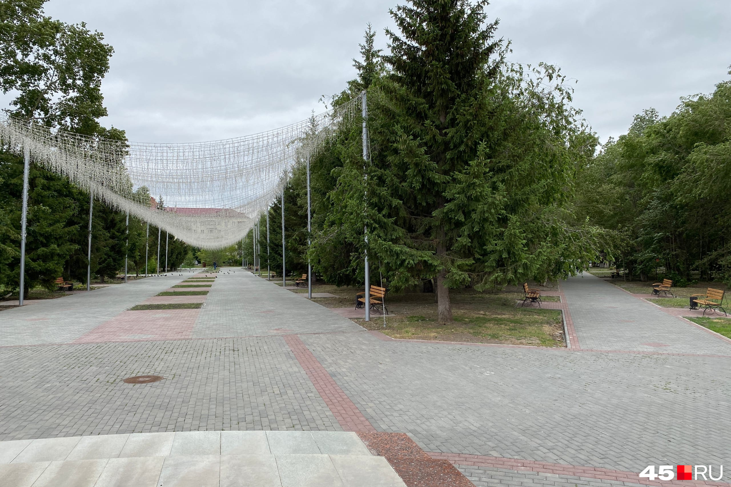 Горсад курган. Курган центр города Горсад. Городской сад Курган Фестивальный сквер. Городской сад Курган сквер счастья.