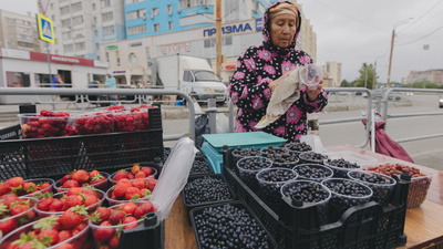 «Люди ждут, что будет дешевле». Какие ягоды и за сколько продают на улицах Челябинска