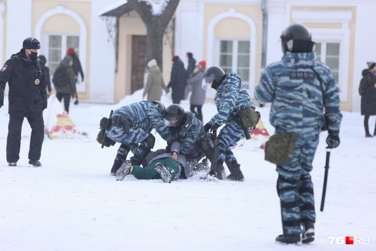 У здания правительства прошли задержания У здания правительства прошли задержания