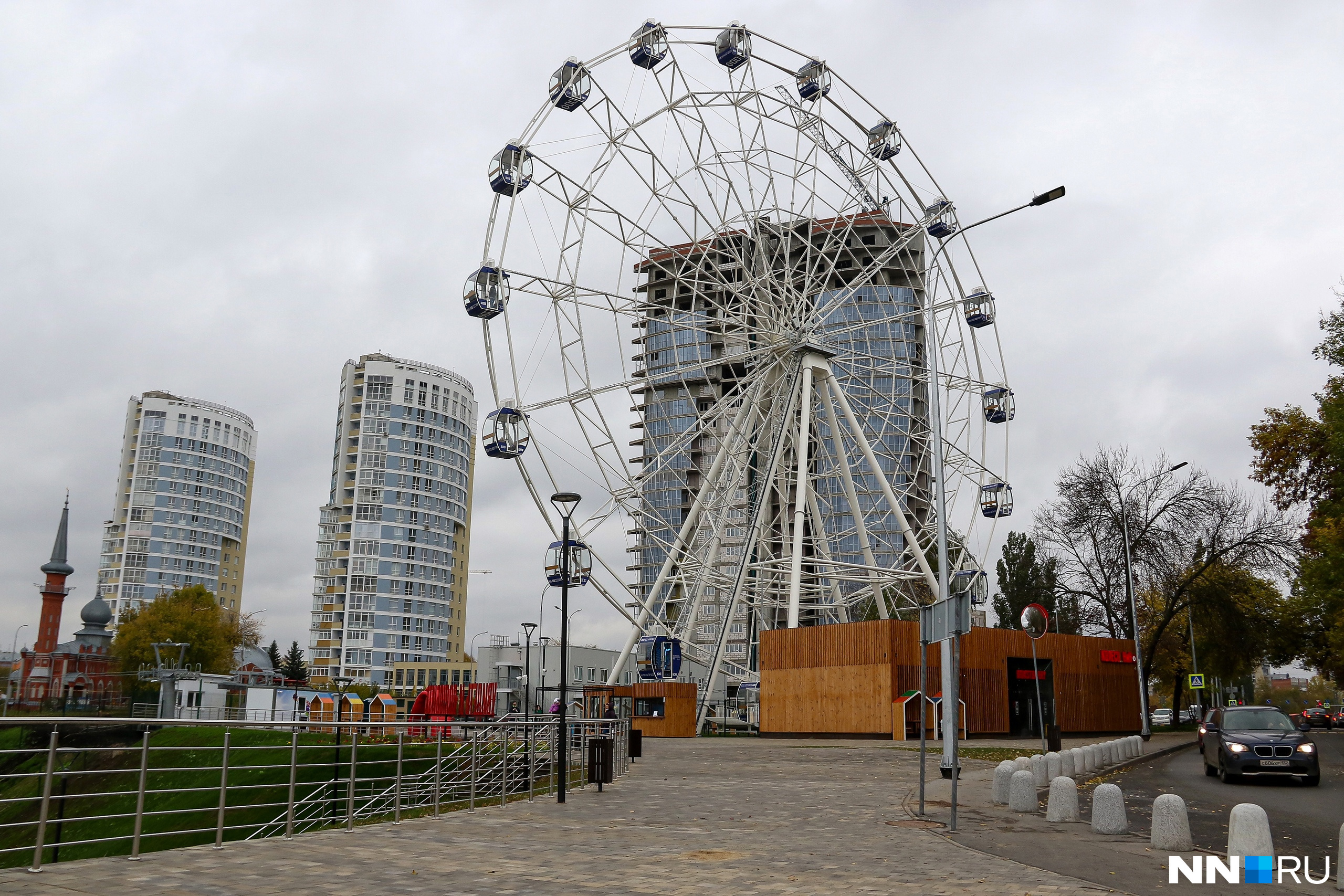 На площади Сенной появилось 50-метровое колесо обозрения
