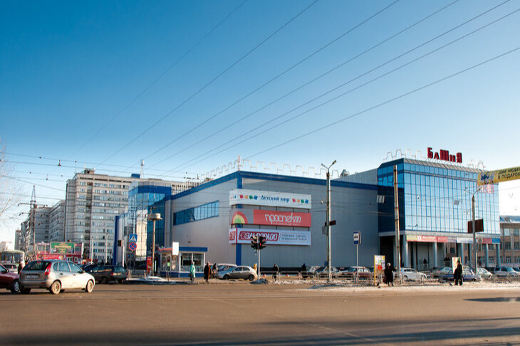 На месте мини-рынка в 2006 году заработал торговый комплекс с федеральными арендаторами и местной сетью «Проспект» На месте мини-рынка в 2006 году заработал торговый комплекс с федеральными арендаторами и местной сетью «Проспект»