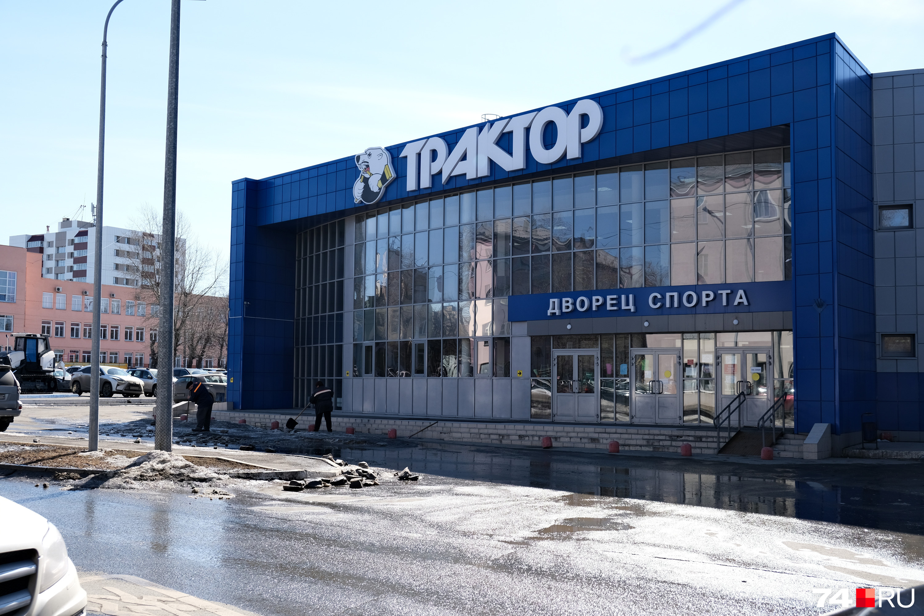 Возле дворца спорта