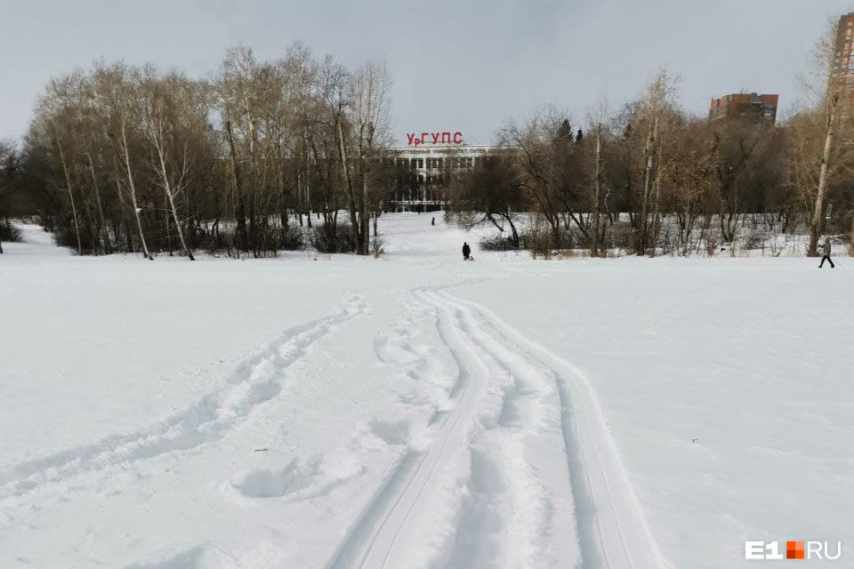 Сейчас по льду Городского пруда можно спокойно дойти до главного корпуса УрГУПС — никакого забора там нет.