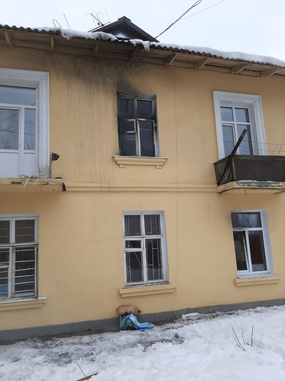 Недавно в этом доме произошел пожар Недавно в этом доме произошел пожар